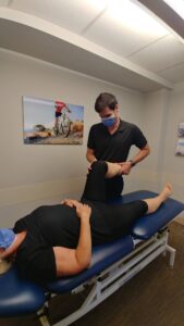 Chiroprator Dr. Jeff Belgue treating a patient with knee pain. 